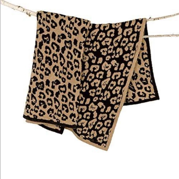 Barefoot Dreams Other - Barefoot Dreams CozyChic In The Wild Throw blanket